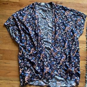 Aritzia flower summer shall, size s/m